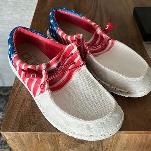 Woman’s hey dudes size 7